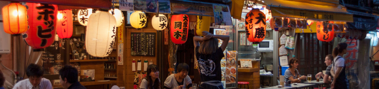 Schrijnen kijken in Asakusa